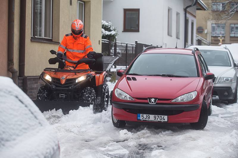 Odklízení sněhu pomocí čtyřkolek v ulicích Jihlavy.