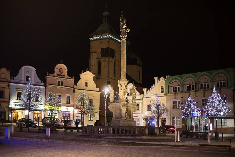 Vánoční strom na Havlíčkově náměstí v Havlíčkově Brodě.