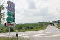 Cedule u silnice směřující na Pelhřimov upozorňují, že například do Aquaparku se tunelem nyní řidiči nedostanou.