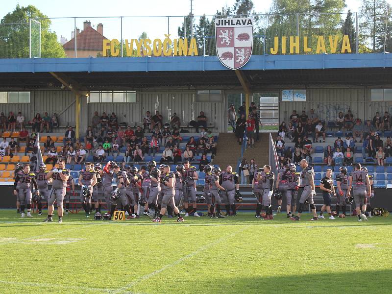 Utkání Snapbacks ligy mezi Vysočina Gladiators a Ostrava Steelers (v bílém).