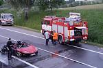 Škoda za jeden a půl milionu korun, zraněný řidič a ohněm zničený luxusní „sporťák“. To je bilance dopravní nehody vozu Ferrari, jehož šofér havaroval v pondělí večer u Jihlavy.