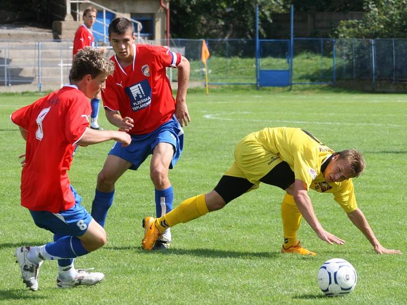 Zmírnit těžkou prohru 0:5 s rozejtou pražskou Spartou se nepovedlo ani jihlavskému Stanislavu Teclovi (vpravo). Svěřencům trenéra Romana Kučery páteční zápas s favoritem vůbec nevyšel. 