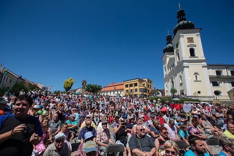 Masarykovo náměstí v Bystřici nad Perštejnem - srovnání místa před a po při omezení pohybu z důvodu šíření koronaviru.