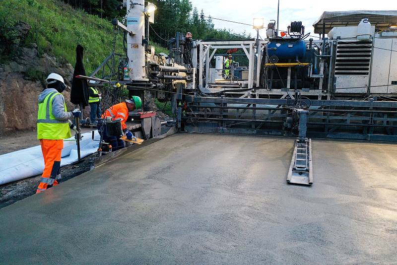 Na dálnici D1 se ve dne v noci intenzivně pracuje. V úseku mezi Humpolcem a Větrným Jeníkovem pokrývají dělníci vozovku novým betonem.