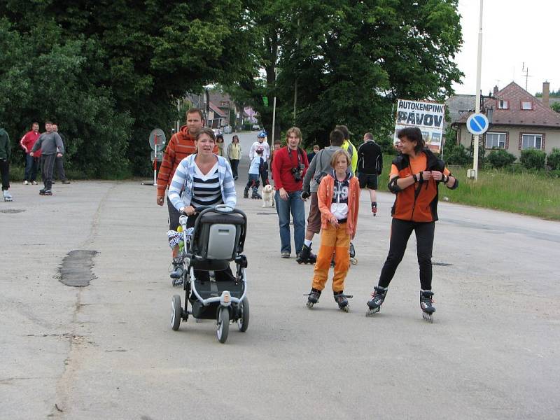 V Pávovské ulici, kde premiérová jízda proběhla, se v sobotu večer sjelo více než padesát milovníků kolečkových bruslí.