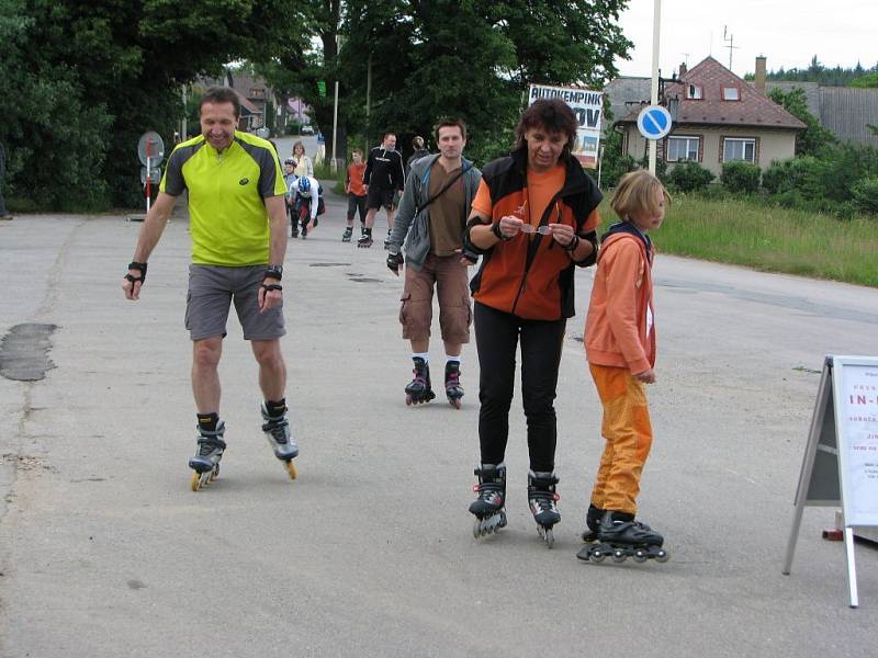 V Pávovské ulici, kde premiérová jízda proběhla, se v sobotu večer sjelo více než padesát milovníků kolečkových bruslí.