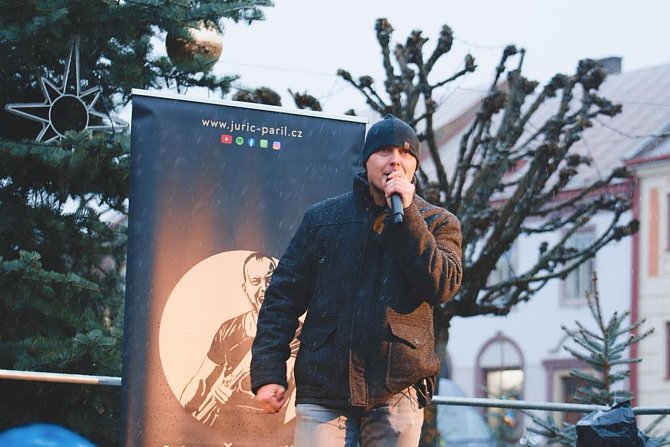 Jurič Pařil i letos zpíval na náměstí v Telči při rozsvěcení vánočního stromu.