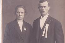 Badatelka narazila i na svatební fotografii manželova pradědečka Aloise Pěšky.