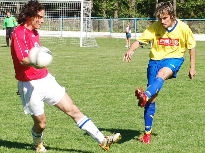 Cenné body pro Bíteš. Žirovničtí fotbalisté (vlevo Petr Weith blokuje odkop Ondřeje Loupa) doma nedokázali využít dvounásobnou přesilovku a tři cenné body přenechali Velké Bíteši.