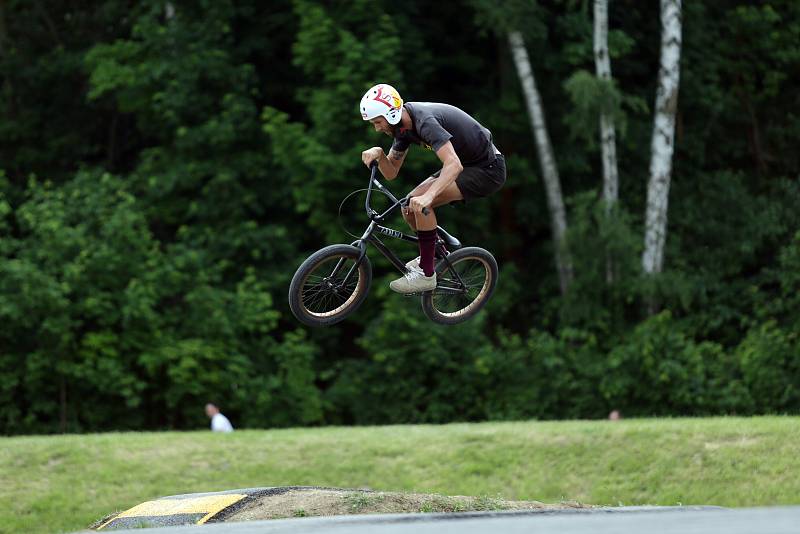 Jihlavská dráha pro kolečka v pohybu se otevřela. Na své si přijdou příznivci koloběžek, freestyle kol i skateboardů. Unikátní hřiště přilákalo na otevření desítky  malých i velkých neohrožených jezdců.