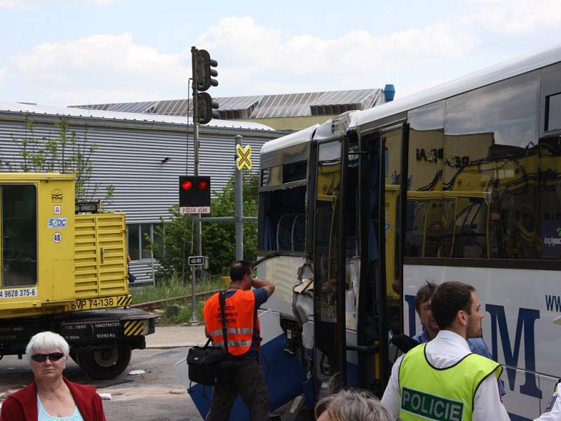 V Třešti se srazil autobus s drezínou.