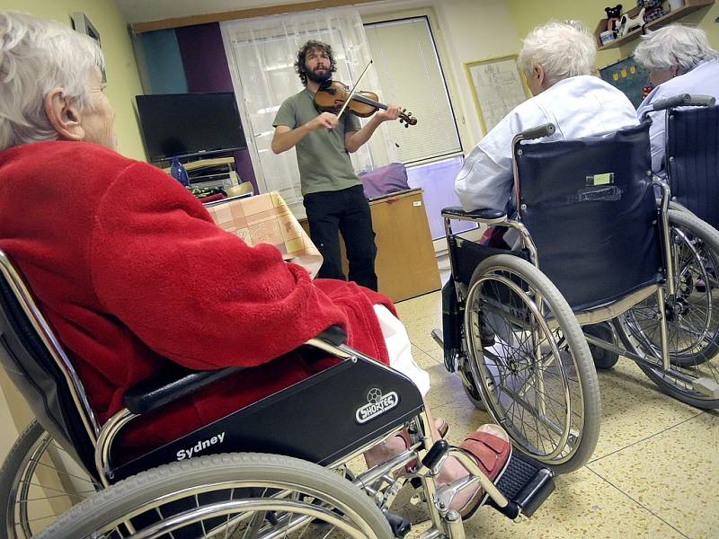 Na invalidních vozících v nemocnicích pacienty přepravují běžně. Třeba i na aktivity, které mají hospitalizované vytrhnout  z běžného léčebného pobytu. Na vozících třeba pacienti Nemocnice Jihlava loňský listopad poslouchali houslový koncert.