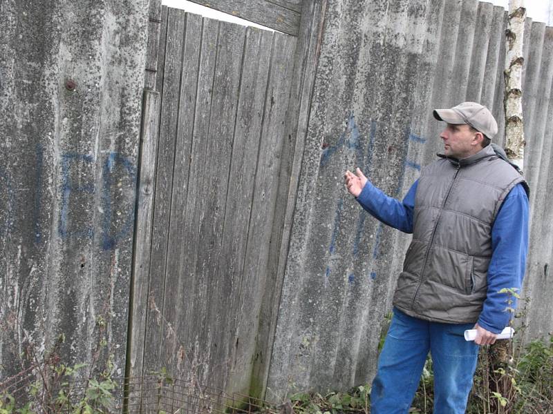 Norci jsou na kožešinové farmě v Dolní Cerekvi chovaní v klecích. Majitel farmy Petr Hanzal ukazuje, kudy mu zřejmě aktivisté z ALF do farmy vlezly. Tam také nechali vzkaz.