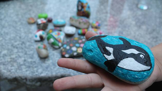 Barevné kamínky na Vysočině: Dívejte se kolem sebe, mohou být kdekoliv