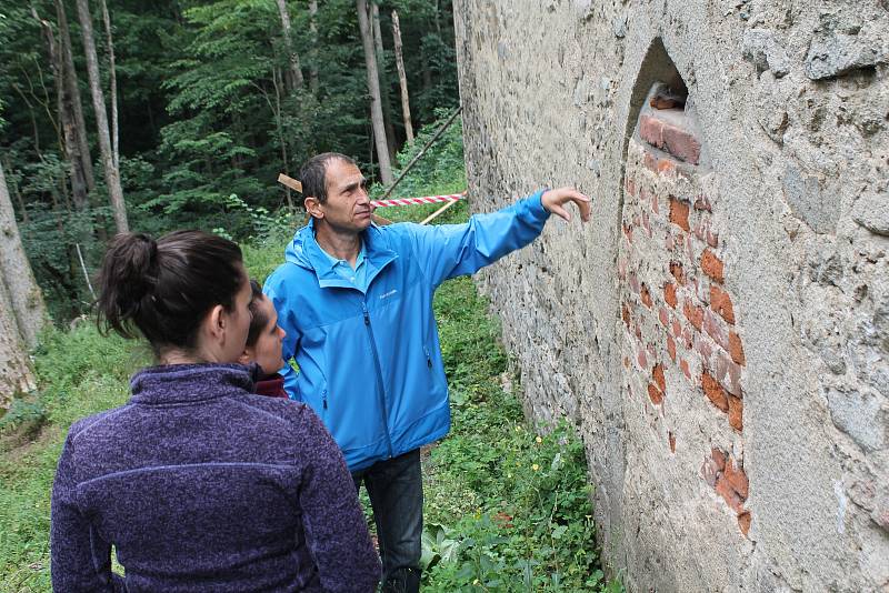 Polovinu hradu Roštejn v současné době obsadili dělníci. Na malém a velkém ochozu, v kapli a botanickém sále se pustili do celkové obnovy hradu, projekt chce navázat na dobu před vyhořením v roce 1915.