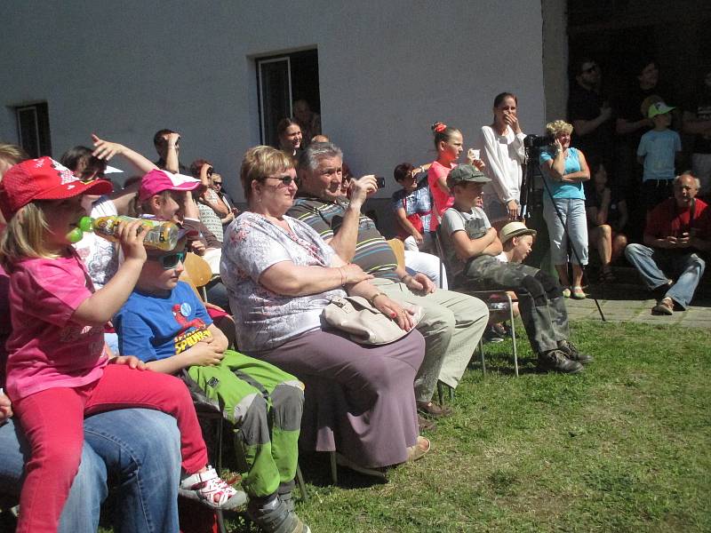 DIVADLO A SETKÁNÍ. Setkání rodáků, občanů a přátel Kostelní Myslové zpestřilo divadelní představení či výstava fotografií.