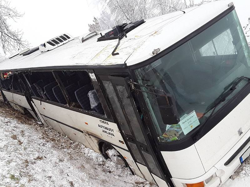 Nehoda autobusu u Puklic na Jihlavsku.