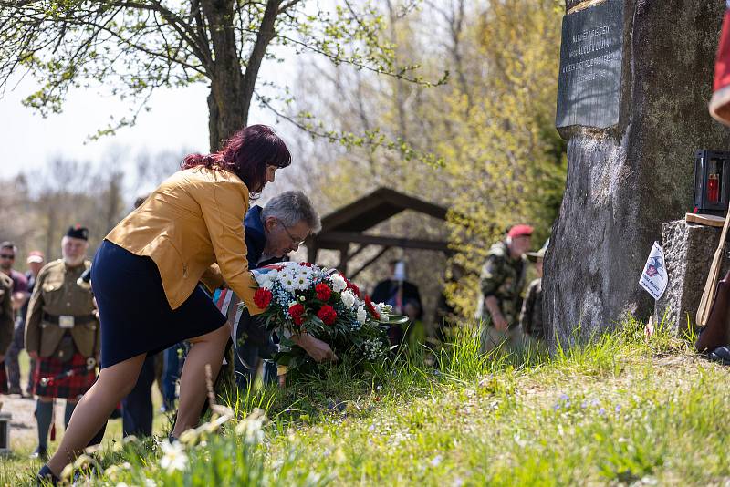 Vzpomínková akce k 80. výročí seskoku paraskupiny Out distance k 77. výročí konce 2. sv. války v Ořechově u Telče.