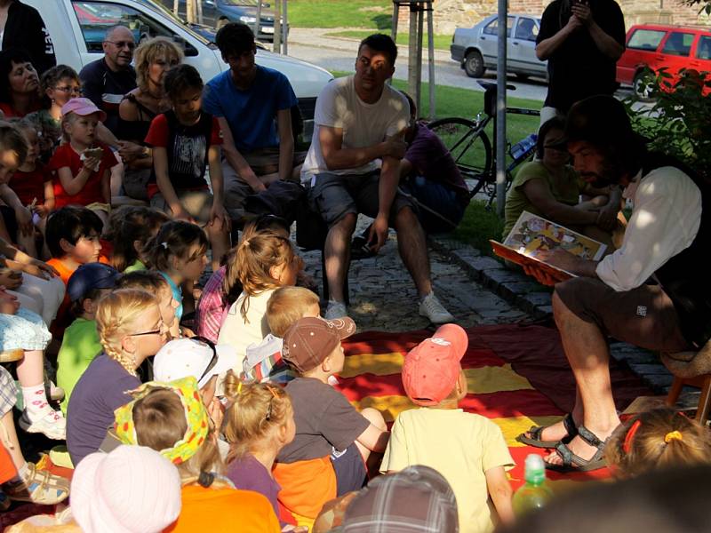 Matěj Kolář četl dětem v Polné už v květnu 2011, tehdy jim představil knihu Zdeňka Svěráka s názvem Jaké je to asi v Čudu. Letos dětem přiblíží knihu Evy Papouškové Kosprd a telecí.