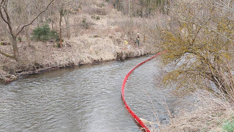 Pracovníci čističky ropu odklonili do řeky, tam ji pak hasiči zachytili pomocí norných stěn.