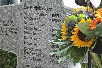 Kosterní ostatky nalezené v letech 2010 a 2011 na louce Budínka a U Viaduktu v Dobroníně na Jihlavsku byly loni 15. září uloženy zpět do země. Na ústředním hřbitově v Jihlavě je pohřbili za účasti médií pozůstalí z Německa.