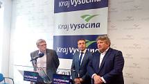 Hejtman Jíří Běhounek (vlevo) ocenil, že ministr dopravy Vladimír Kremlík (uprostřed) přijel i se sedmi spolupracovníky. S novináři hovořil i ředitel provozního úseku ŘSD František Sedláček (vpravo).