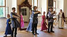 Návštěvníci Roštejna se vrátili sedm set let zpátky. Mladí urození pánové předvedli moderní tanec.
