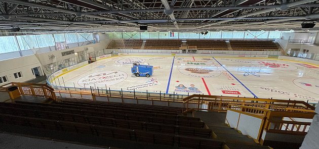 Pelhřimovský zimní stadion se připravuje na zdejší působení prvoligové Dukly Jihlava. V úterý proběhlo malování ledu a instalace reklam.