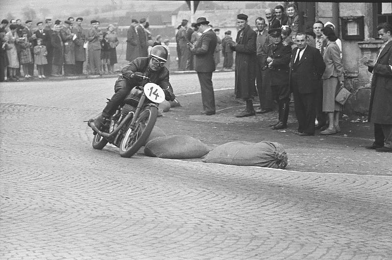 Motocyklový závod v krajské Jihlavě v roce 1954. V něm se představily ty největší hvězdy českého motocyklového sportu.