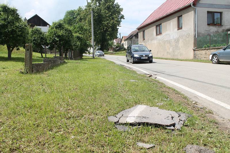 Vyrvané kusy silnice voda odplavila na vzdálenost několika desítek metrů.