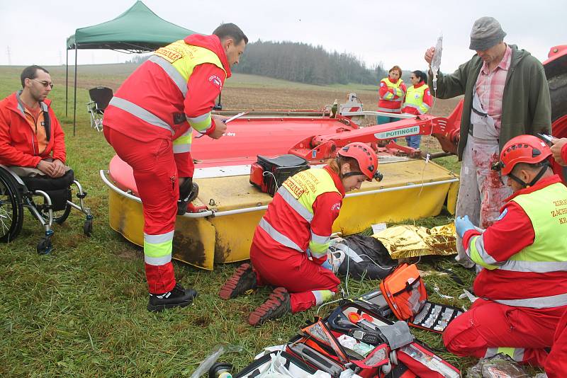Záchranáři cvičili situaci, kdy traktor s žací lištou přejede na poli člověka.