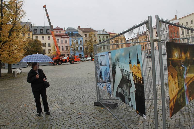 Milujeme Jihlavu je soutěž, která přilákala nejen amatérské fotografy. Nejlepší snímky jsou k vidění na jihlavském Masarykově náměstí až do konce měsíce.