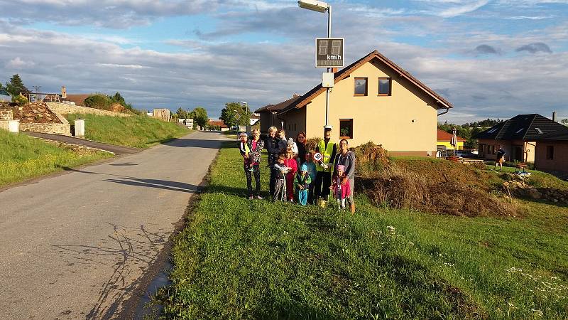 V Sedlejově si poradili s neukázněnými řidiči. Figurína policisty vypadá velmi věrohodně.