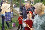 První prázdninovou akcí u rybníka nedaleko Jihlavy byl sobotní lampionový průvod. Jeho součástí bylo i vyvěšení osadní vlajky.