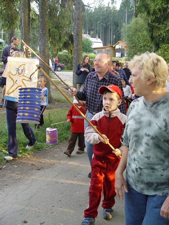 První prázdninovou akcí u rybníka nedaleko Jihlavy byl sobotní lampionový průvod. Jeho součástí bylo i vyvěšení osadní vlajky.