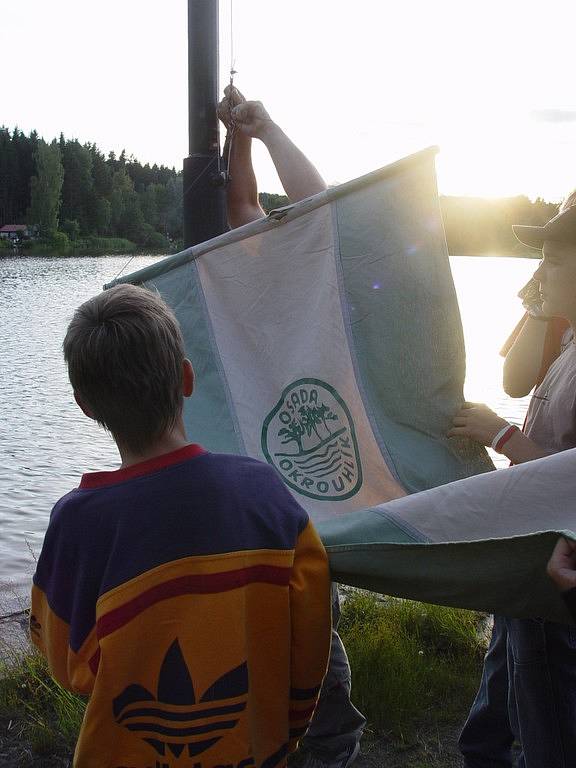 První prázdninovou akcí u rybníka nedaleko Jihlavy byl sobotní lampionový průvod. Jeho součástí bylo i vyvěšení osadní vlajky.