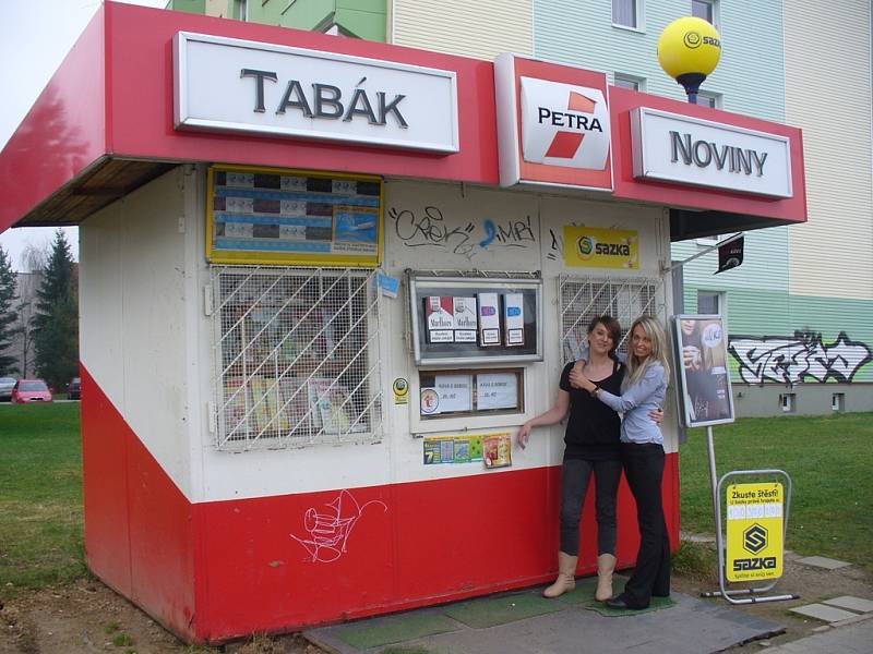 Dagmar Závodská a Petra Zídková (vpravo) před trafikou v ulici S. K. Neumanna. Mladé ženy nyní uspěly v soutěži Trafika roku 2013, do které se přihlásily z hecu.