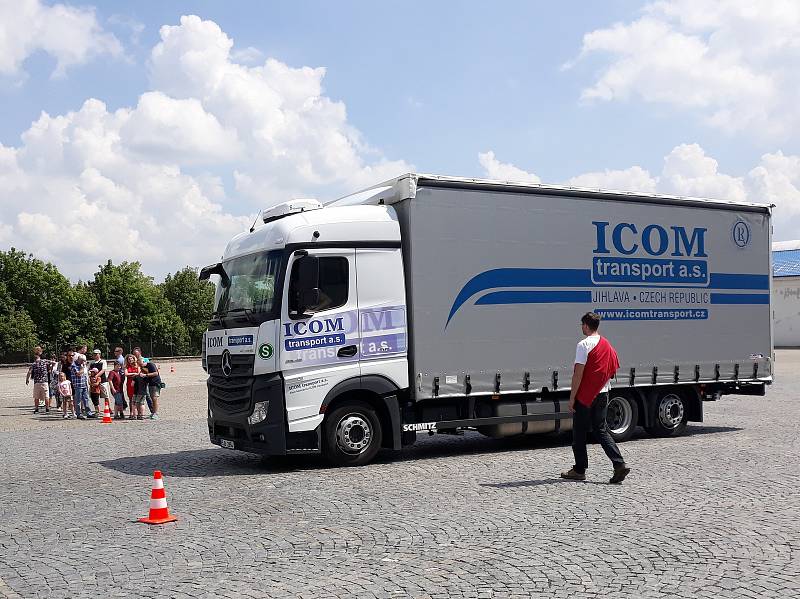 Zájemci si na dni otevřených dveří v dopravní společnosti ICOM transport mohli vyzkoušet jízdu kamionem.