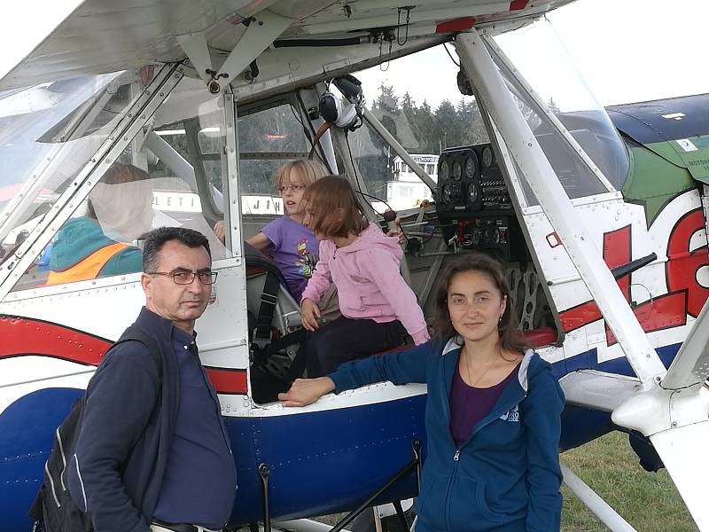 Na letišti v Henčově s dcerou a vnučkami.