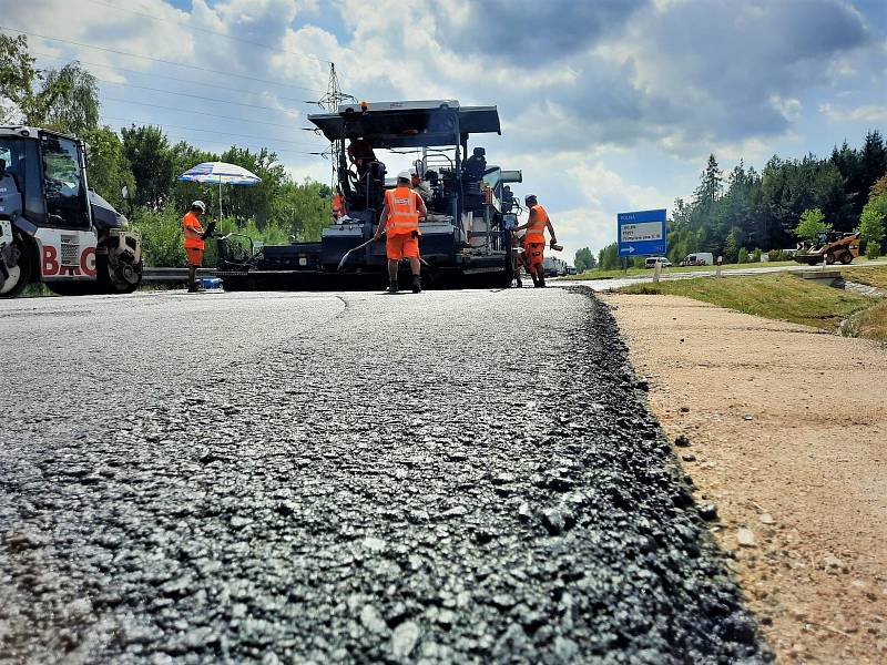 Pokládání asfaltového betonu u Jihlavského přivaděče.