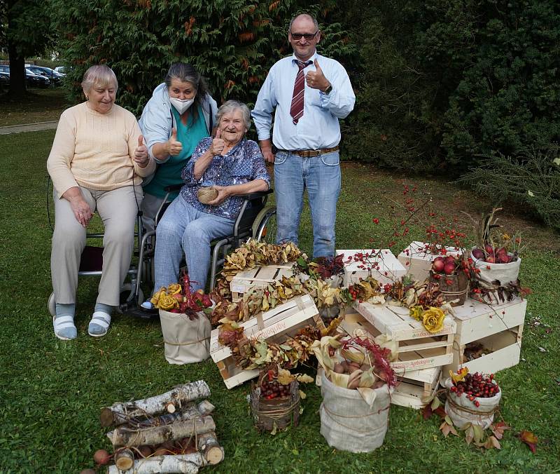 Během celého týdne sociálních služeb se klienti domova pro seniory v Lesnově věnovali tvorbě podzimní dekorace.