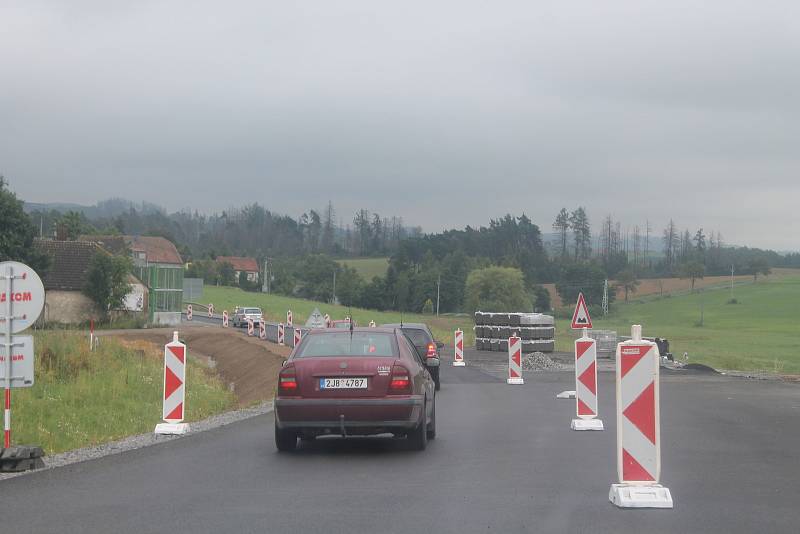 První desítky metrů nového obchvatu byly zprovozněny na začátku srpna, není tam ale ještě finální vrstva asfaltu.