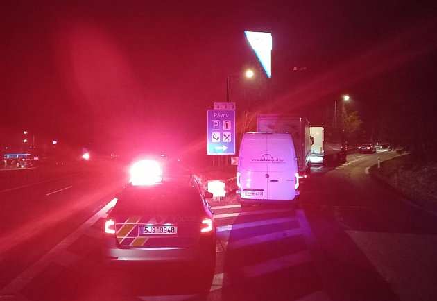 Zásah na D1 na Vysočině: řidiči kamionů dostali desítky pokut za parkování