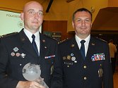Policista Jiří Trnka (vlevo) a plukovník Radek Malíř (vpravo) při předání ocenění v Praze. Může se nyní pyšnit třetím místem v celostátní anketě s názvem Policista roku 2015.  