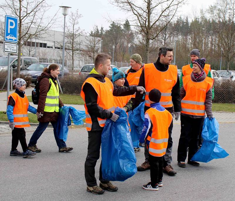 Účastníci akce Čistá Vysočina konané dne 13. dubna 2019 na závodě 3.