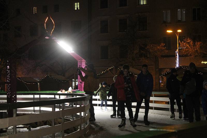 Centrum Jihlavy je krásně osvětlené, na kluzišti bruslí lidé, ta pravá adventní atmosféra ale chybí.