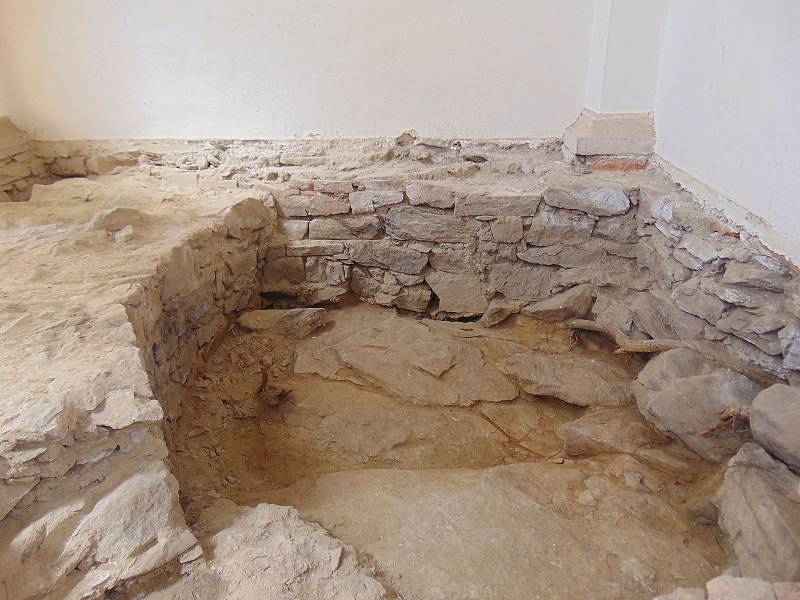 Takto objevená věžice vypadá. Po dokončení archeologického průzkumu bude opět ukryta pod podlahu kaple.