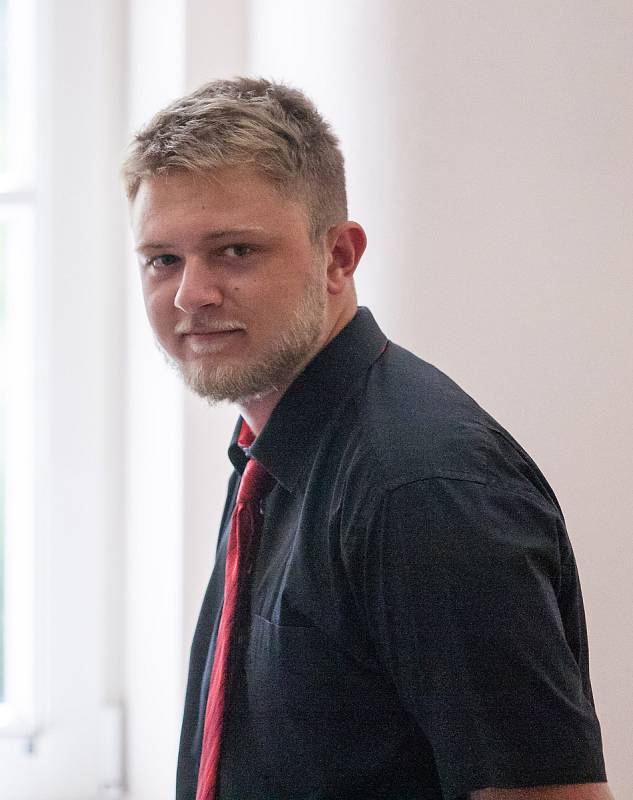 18. července u soudu v Jihlavě s červenou kravatou Ondřej Klička, silnější Matouš Vaněk.