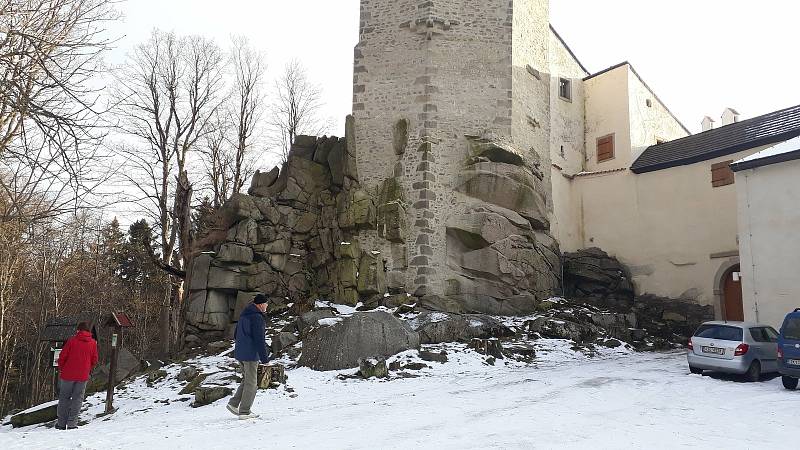 Hrad Roštejn se stal cílem několika desítek turistů, krásné počasí lákalo k prozkoumávání okolí hradu.