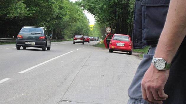 Ne všichni řidiči, kteří žádají u silnice o pomoc, jsou poctiví. V některých případech může jít o pouhý trik, jak z člověka vymámit peníze. Ilustrační foto.